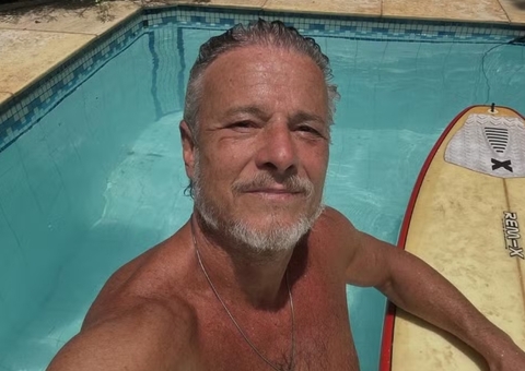 Sem camisa, Marcello Novaes treina surfe na piscina e ganha elogios