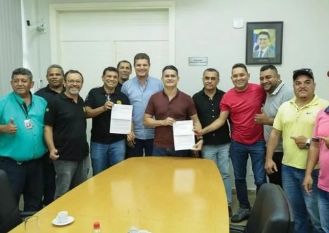 David Almeida assina PL que regulamenta taxistas e mototaxistas em Manaus