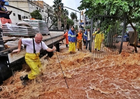 Manaus envia água potável para ajudar vítimas do RS
