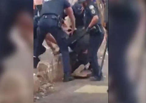 Guardas municipais agridem morador de rua com chutes no centro de SP