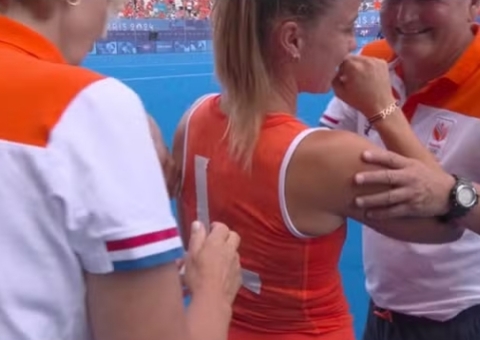 Holandesa é atingida no rosto por bola durante jogo de hóquei