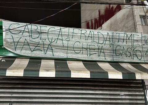 Palmeirenses penduram faixas nos arredores do Allianz após eliminação