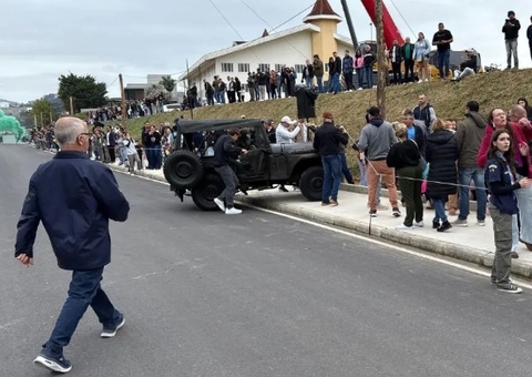 Jipe atropela grupo que assistia desfile do 7 de Setembro; vídeo