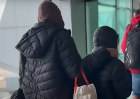 Brasileiros deportados dos EUA falam em alívio de voltar e celebram acolhida