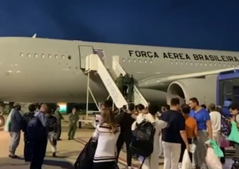 Brasileiros deportados dos EUA chegaram a Fortaleza com fome e algemados