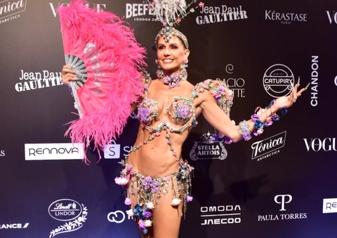 Deborah Secco quase fica nua no Baile da Vogue após falha em figurino