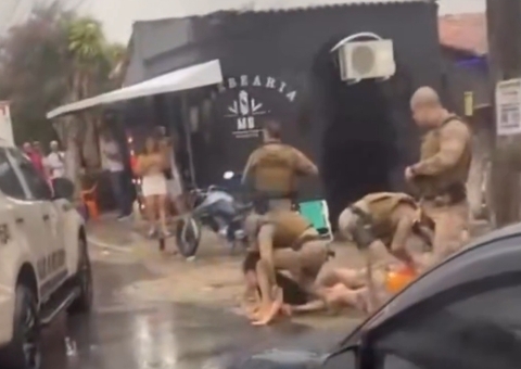 PM joga mulher no chão e dá tapa no rosto dela em Florianópolis; vídeo