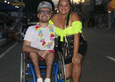 "Carnaval é para todos": cadeirante participa da folia no Boulevard com a mãe