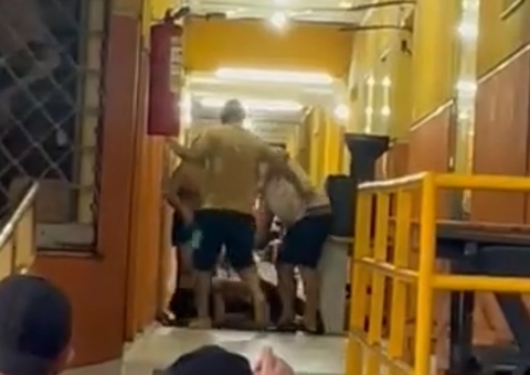 População lincha homem acusado de atacar idosa no bloco do Boulevard; vídeo