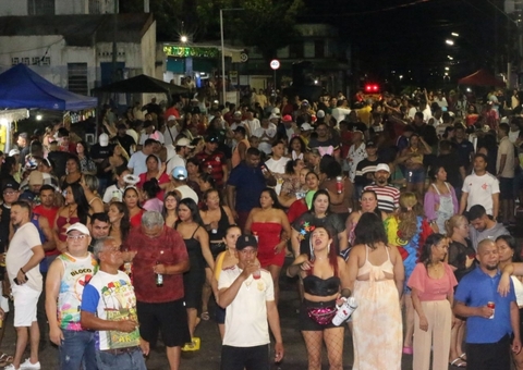 Carnaval do Educandos atrai multidão e transforma a noite em grande festa