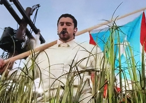 Bad Bunny faz show inesquecível e coloca cultura latina no centro do Super Bowl