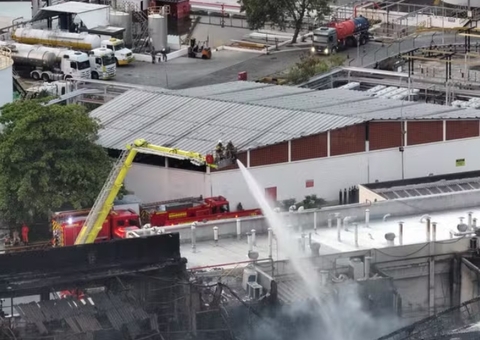 Bombeiros atuam há mais de 20 horas no combate a incêndio em fábrica de óleo
