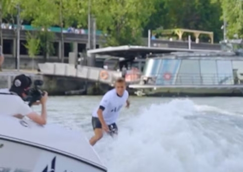 Campeão olímpico, Kauli Vaast surfa no rio Sena