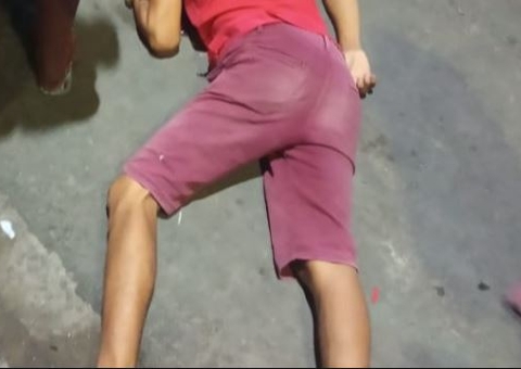 Homem é baleado por rivais na esquina de rua em Manaus