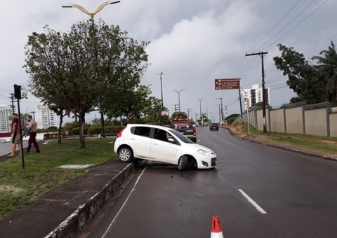 Motorista perde controle de carro durante chuva e sofre acidente em Manaus
