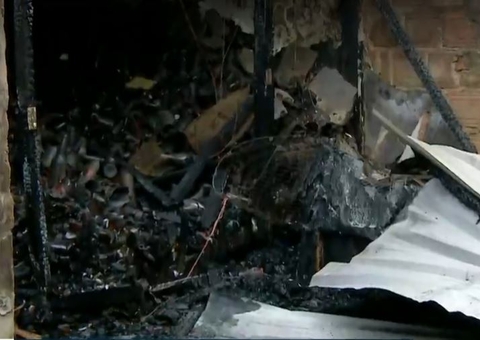 Cozinha de restaurante fica destruída após incêndio na madrugada em Manaus