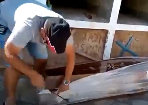 Vereador abre caixão de morto com suspeita de covid antes de enterro