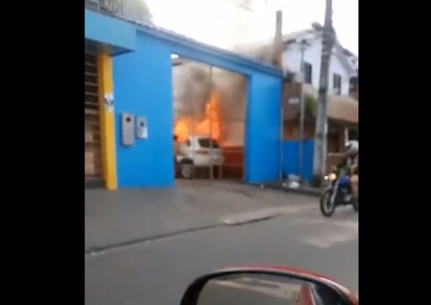 Carro de tenente da PM é incendiado no pátio de casa em Manaus