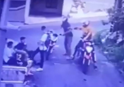 Dupla de assaltantes ataca jovens em plena luz do dia em Manaus; Veja vídeo