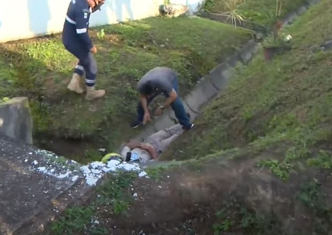 Homem é arremessado de motocicleta durante acidente grave em Manaus