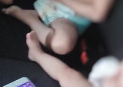 Sem roupas e com fome, bebês são abandonadas no quintal de casa em Manaus