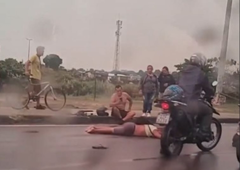 Ciclista fica estirado em avenida ao ser atropelado por carro em Manaus