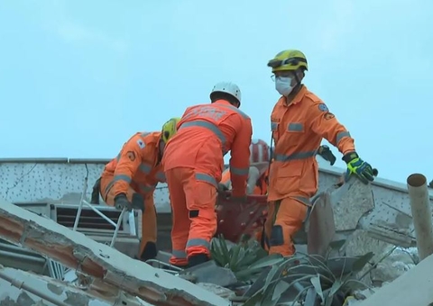 Mulher morre e 3 pessoas ficam feridas após prédio desabar sobre família