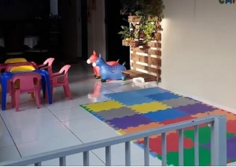 Donos de berçário são presos por torturar crianças com tapas e golpes de raquete