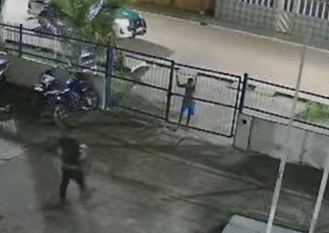 Aluno é preso por ameaçar diretor com terçado na frente de escola no Amazonas