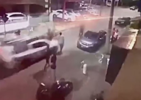 Adolescente atropela 4 pessoas com carro da mãe após briga em festa