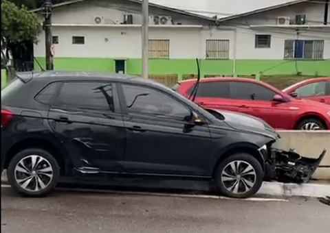 Carro colide com divisória de pista na Av. Boulevard Álvaro Maia 
