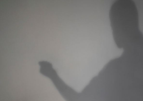 "Avô postiço" é preso por estuprar neta em Borba; vítima se automutilava