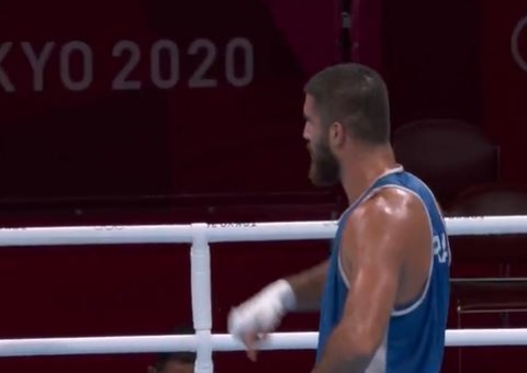 Lutador arma barraco, soca câmera e se recusa a sair do ringue