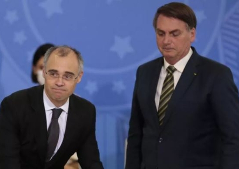 Bolsonaro decide indicar André Mendonça para vaga de ministro no STF