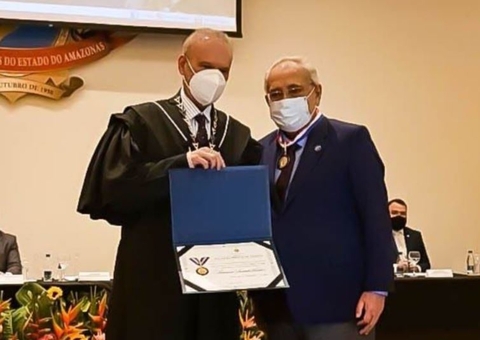 Amazonino é homenageado pelo Tribunal de Contas