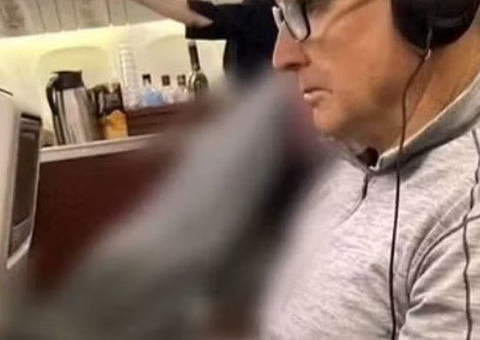 Passageiros viajam ao lado de cadáver por quatro horas em avião