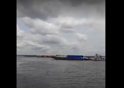 Incêndio em balsa causa pânico em trabalhadores de Manaus