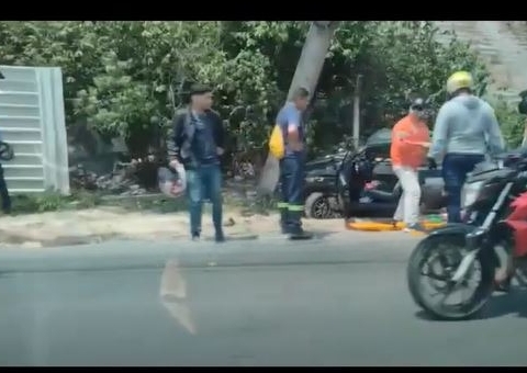 Acidente: Carro atinge poste e deixa trânsito infernal na av. Torquato Tapajós