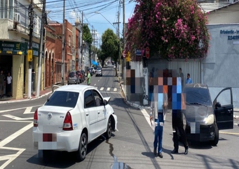 Acidente entre carros deixa um ferido em Manaus
