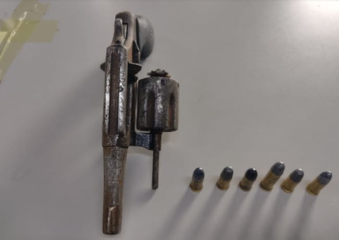 Arma é encontrada próximo a escola durante revista policial em Manaus