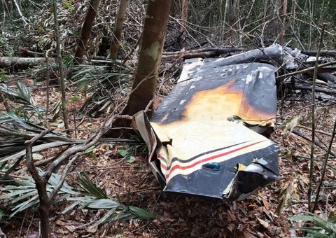 FAB abate avião do tráfico de drogas na fronteira do Brasil e dois morrem