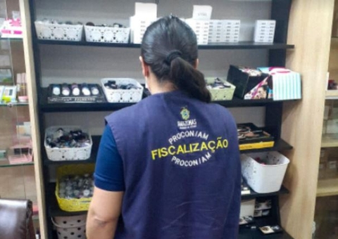 Procon apreende mais de 150 cosméticos vencidos em loja de Manaus