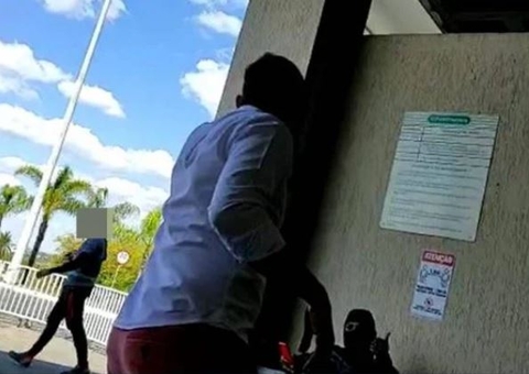 Vídeo: Empresário faz barraco ao ver motoboy carregando celular em shopping