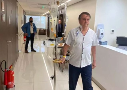 Bolsonaro posta foto passeando pelo hospital sem máscara