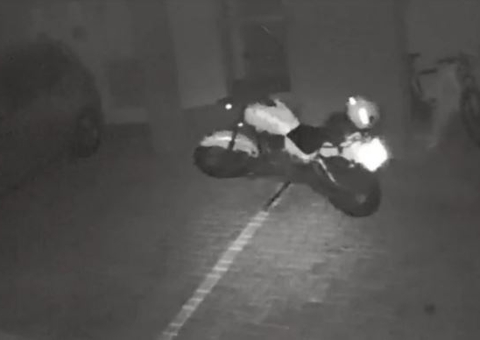 Assombrada? Moto anda sozinha por estacionamento e aterroriza internautas