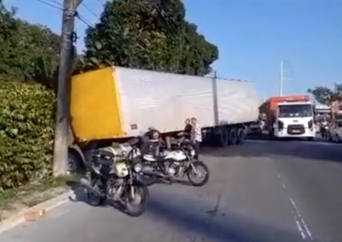 Carreta desgovernada fica ‘atravessada’ em pista e deixa trânsito lento em Manaus