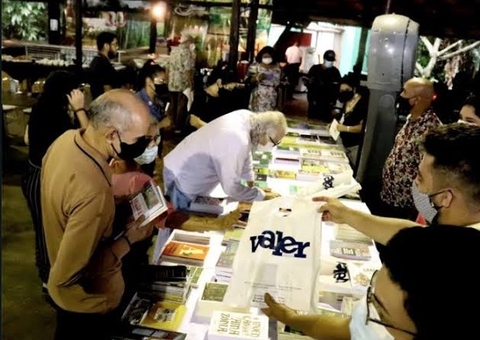 Exposição de livros e tarde de autógrafos movimenta 36ª Feira do Sesc
