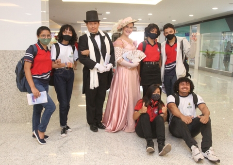 Intervenção 'Belle Époque' anima exposição 'Faces da Nossa História'