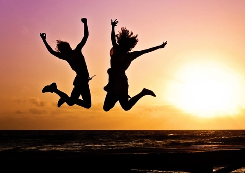 Pesquisadores apontam idade em que as pessoas são mais felizes durante a vida