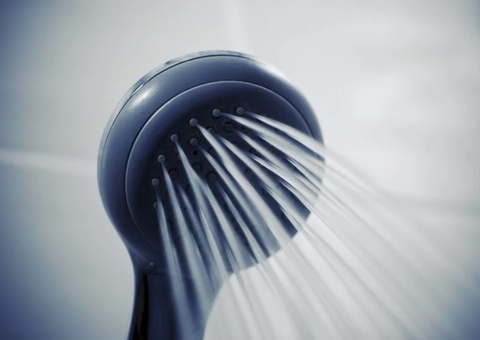 Prática da ducha antes do sexo anal exige cuidados; saiba quais